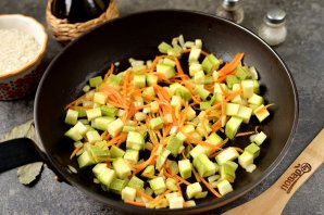 Рис с колбасками и овощами