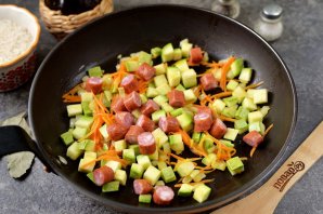 Рис с колбасками и овощами