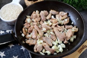 Рис со свининой и морковью по-корейски на сковороде Рис со свининой и морковью по-корейски на сковороде