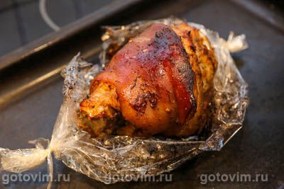 Рулька варено-запеченная с глазурью из брусничного варенья Рулька варено-запеченная с глазурью из брусничного варенья