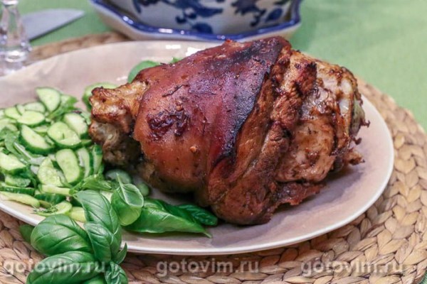 Рулька варено-запеченная с глазурью из брусничного варенья Рулька варено-запеченная с глазурью из брусничного варенья