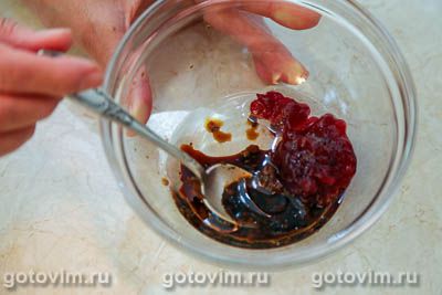 Рулька варено-запеченная с глазурью из брусничного варенья Рулька варено-запеченная с глазурью из брусничного варенья