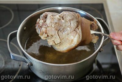 Рулька варено-запеченная с глазурью из брусничного варенья Рулька варено-запеченная с глазурью из брусничного варенья