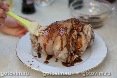 Рулька варено-запеченная с глазурью из брусничного варенья Рулька варено-запеченная с глазурью из брусничного варенья