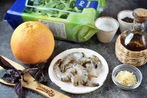 Салат из креветок, грейпфрута и рукколы