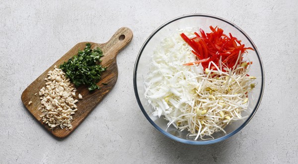 Салат из пекинской капусты с перцем, ростками и арахисом, пошаговый рецепт с фото