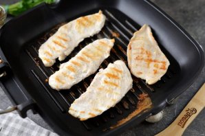 Салат с курицей, овощами и сыром