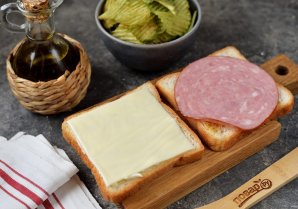 Сэндвич с жареной колбасой и чипсами Сэндвич с жареной колбасой и чипсами