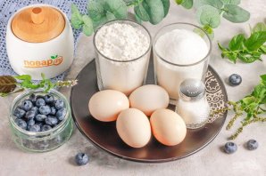 Шарлотка с голубикой