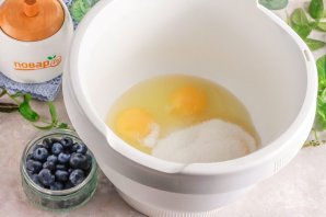 Шарлотка с голубикой