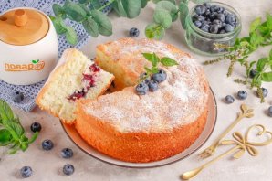 Шарлотка с голубикой