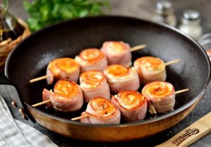 Шашлычки-рулетики из курицы и бекона на сковороде