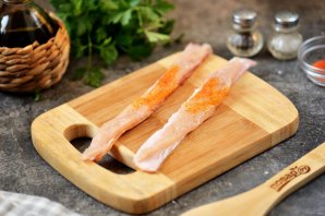 Шашлычки-рулетики из курицы и бекона на сковороде