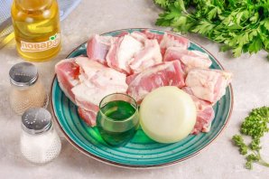 Шашлык из свинины с луком и водкой