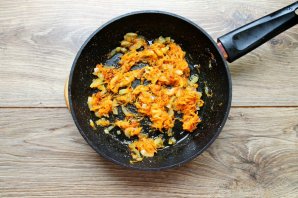 Щи со свиными ребрышками и консервированными помидорами