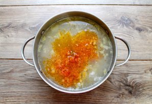 Щи со свиными ребрышками и консервированными помидорами