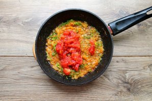 Щи со свиными ребрышками и консервированными помидорами