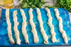 Слоёные палочки-спиральки с ветчиной и сыром