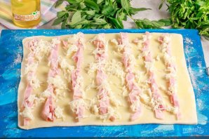 Слоёные палочки-спиральки с ветчиной и сыром