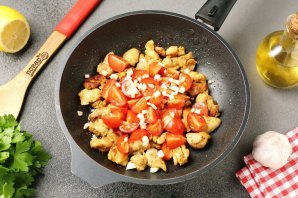 Спагетти с курицей и помидорами черри