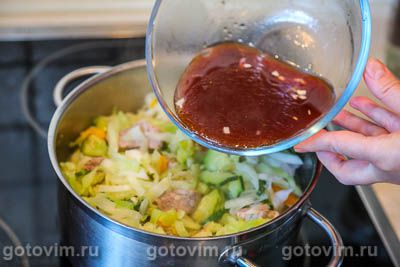 Тушеная капуста с мясом, кабачками и квасом 
