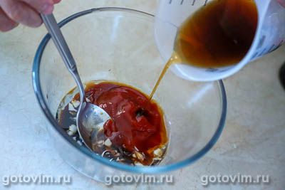 Тушеная капуста с мясом, кабачками и квасом 