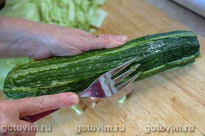 Тушеная капуста с мясом, кабачками и квасом 