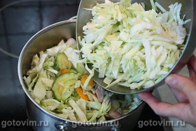 Тушеная капуста с мясом, кабачками и квасом 