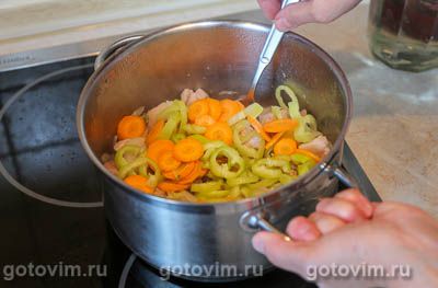 Тушеная капуста с мясом, кабачками и квасом 