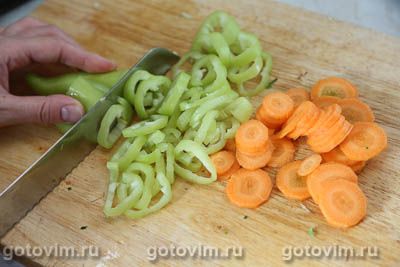 Тушеная капуста с мясом, кабачками и квасом 