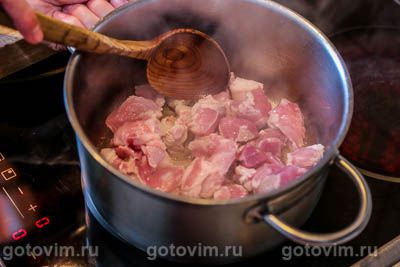 Тушеная капуста с мясом, кабачками и квасом 