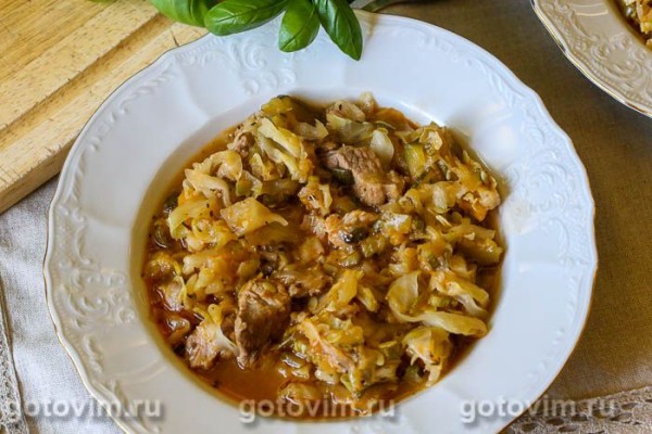 Тушеная капуста с мясом, кабачками и квасом 