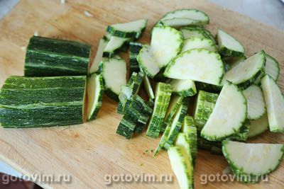 Тушеная капуста с мясом, кабачками и квасом 