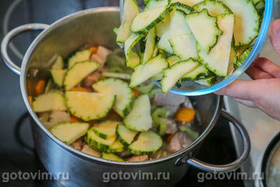 Тушеная капуста с мясом, кабачками и квасом 