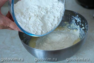 Творожные ватрушки с черной смородиной