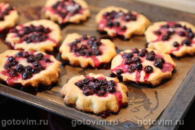 Творожные ватрушки с черной смородиной