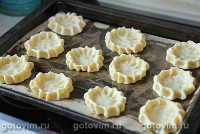 Творожные ватрушки с черной смородиной