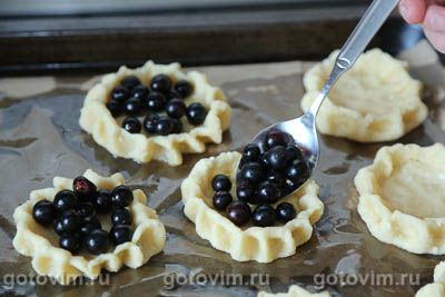 Творожные ватрушки с черной смородиной