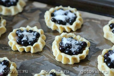 Творожные ватрушки с черной смородиной