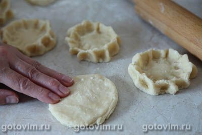 Творожные ватрушки с черной смородиной