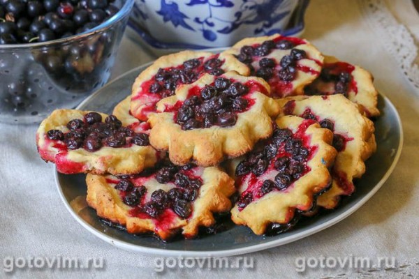 Творожные ватрушки с черной смородиной