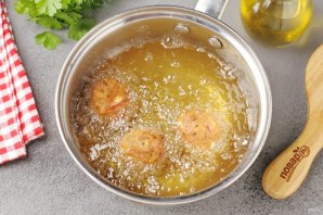Закусочные хлебные шарики с колбасой и сыром