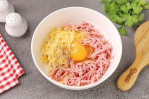 Закусочные хлебные шарики с колбасой и сыром