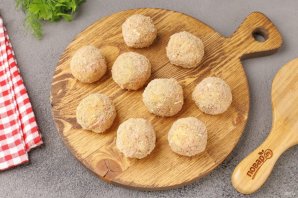 Закусочные хлебные шарики с колбасой и сыром