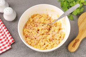 Закусочные хлебные шарики с колбасой и сыром