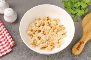 Закусочные хлебные шарики с колбасой и сыром