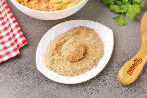 Закусочные хлебные шарики с колбасой и сыром