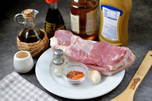 Запеченная маринованная свиная грудинка