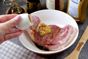 Запеченная маринованная свиная грудинка
