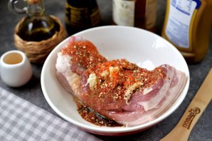 Запеченная маринованная свиная грудинка